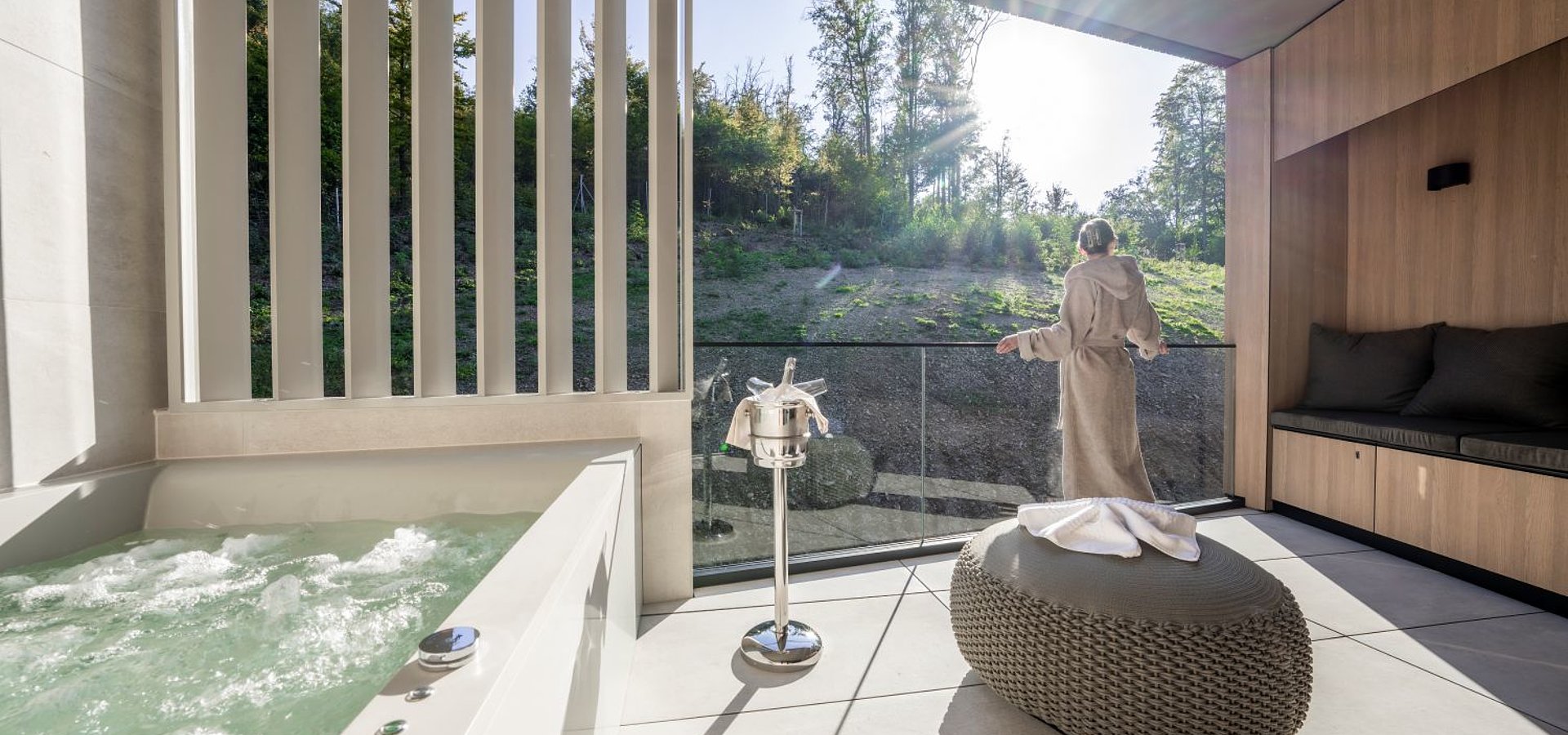 Die exklusive Terrasse der Private Spa Suiten lädt in den Whirlpool ein.